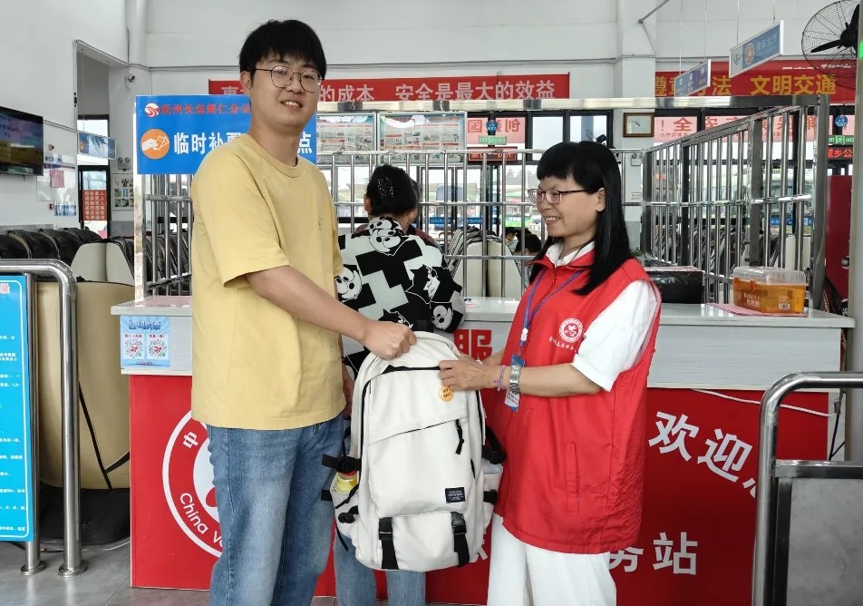 抚州长运:粗心旅客遗失物品 站务员捡到热心归还