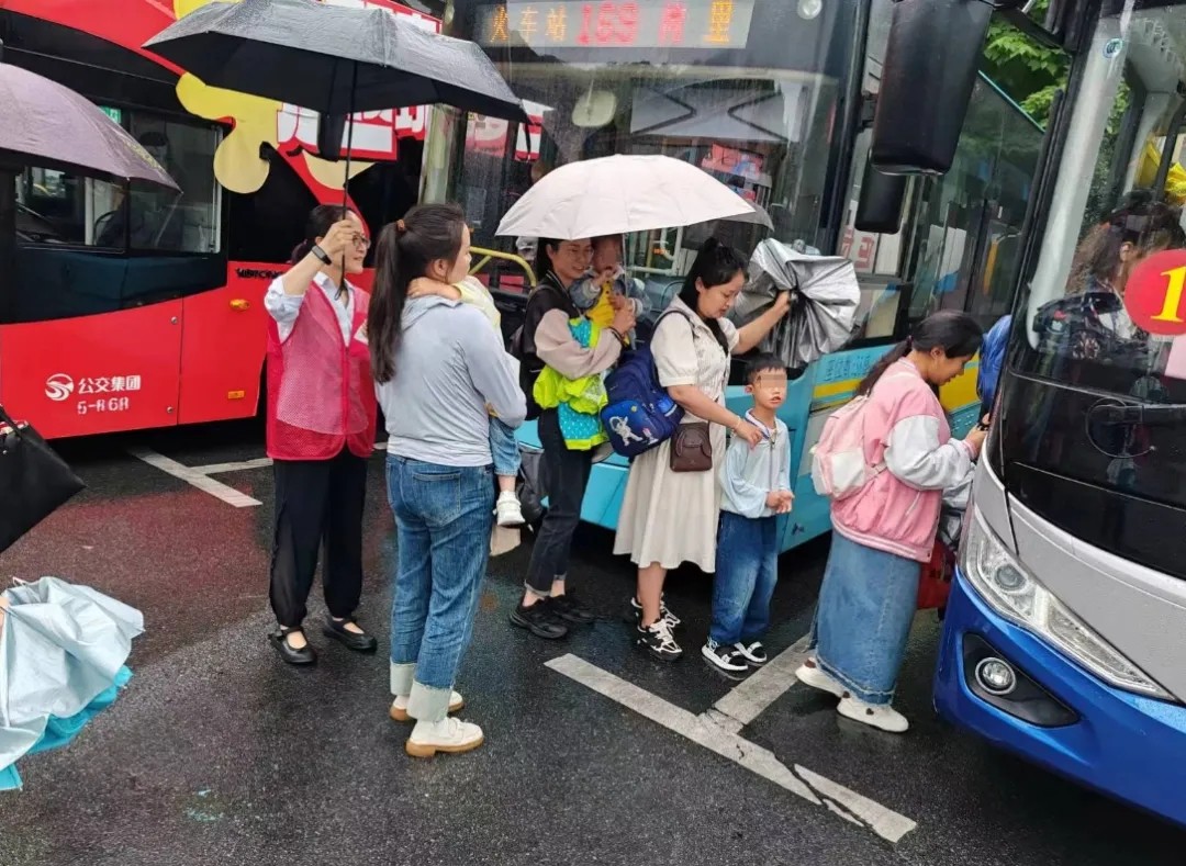 都市城际公交:六一前夕送爱心