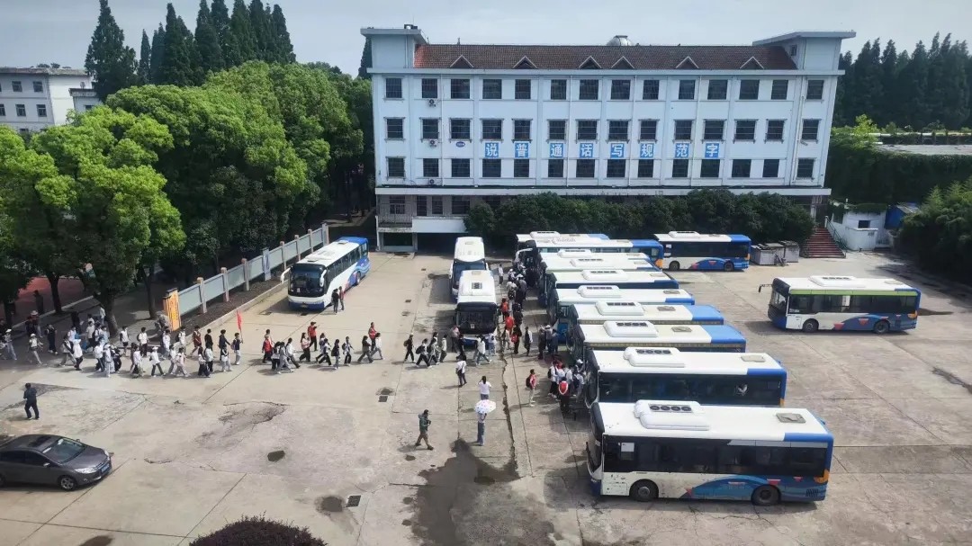 马鞍山长客:护航姑溪初级中学师生体育拉练活动