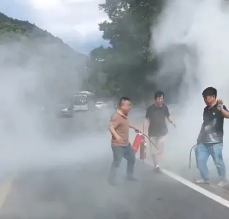 萍乡长运:小轿车撞入路沟起火 驾驶员秒变“救火卫士”
