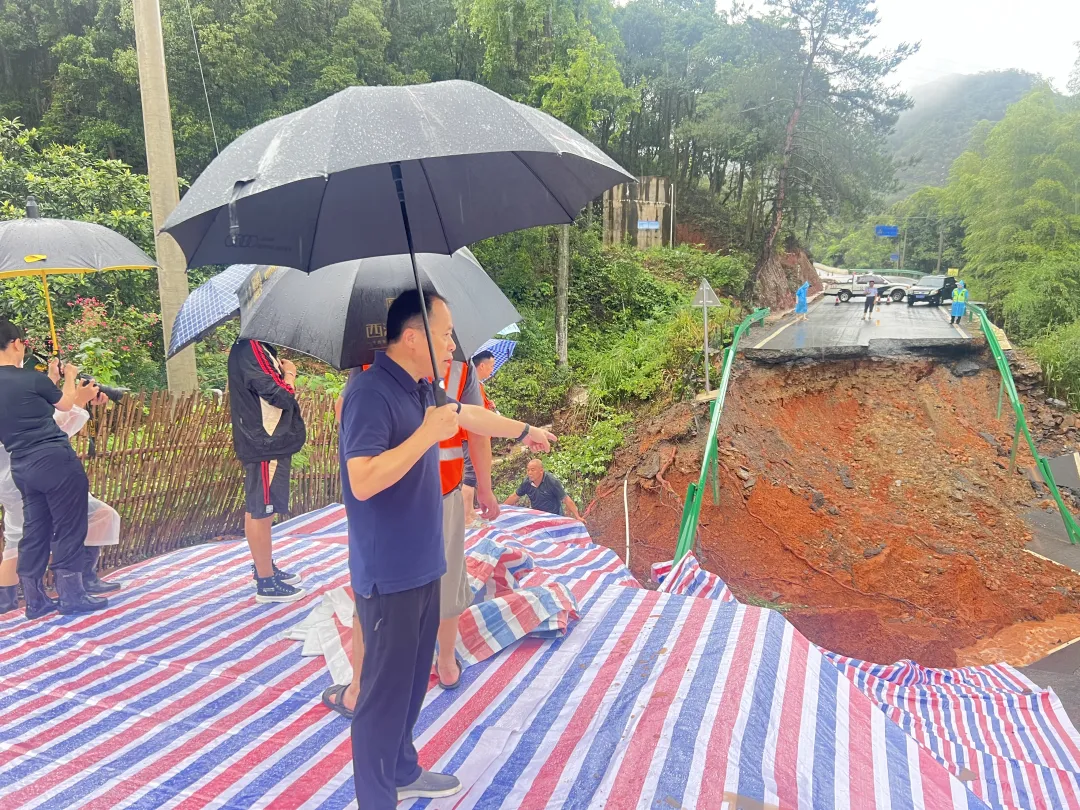 九江长运:道路塌陷交通中断 紧急调度保畅通