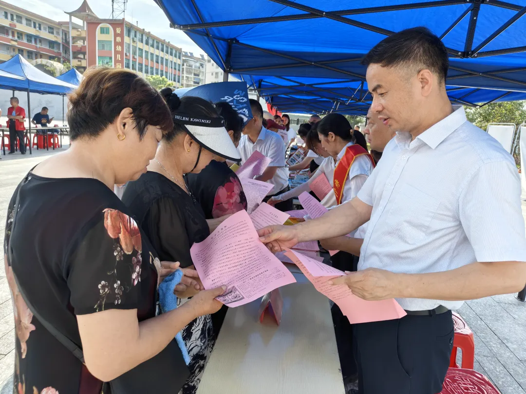抚州长运:崇仁分公司开展“安全宣传咨询日”活动