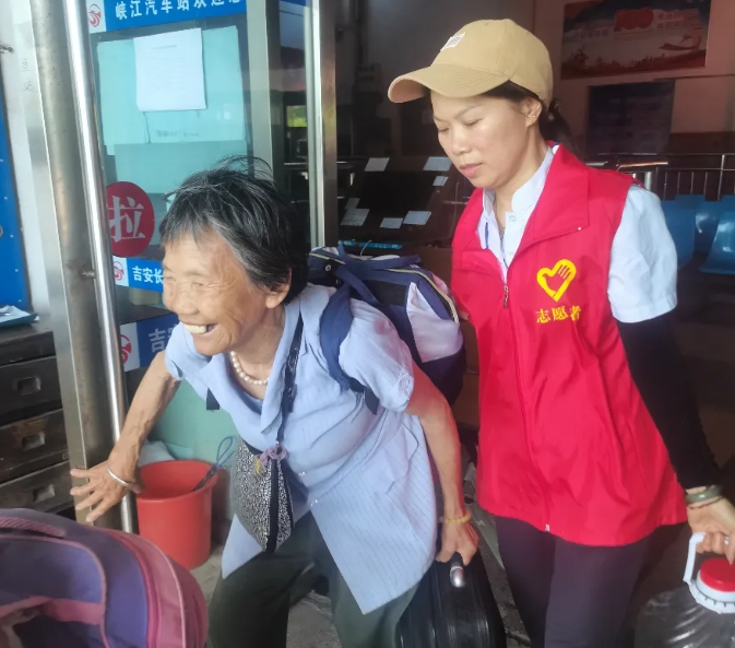吉安长运:乘车遇到红马甲 老人脸上笑开花