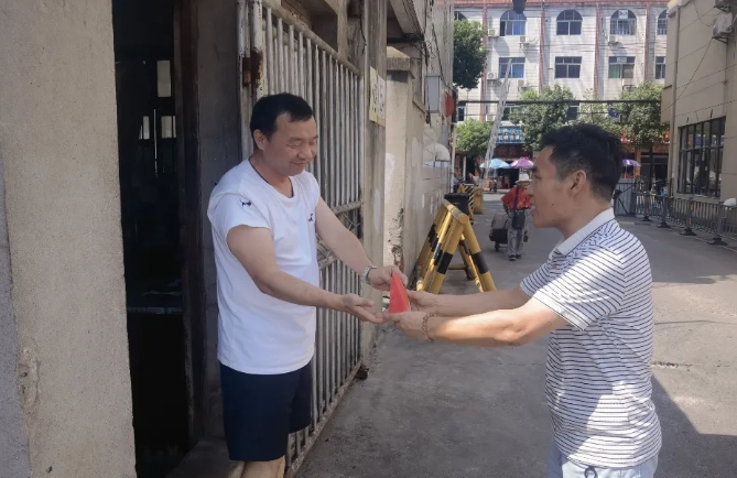 抚州长运:夏日送关怀 西瓜甜入心