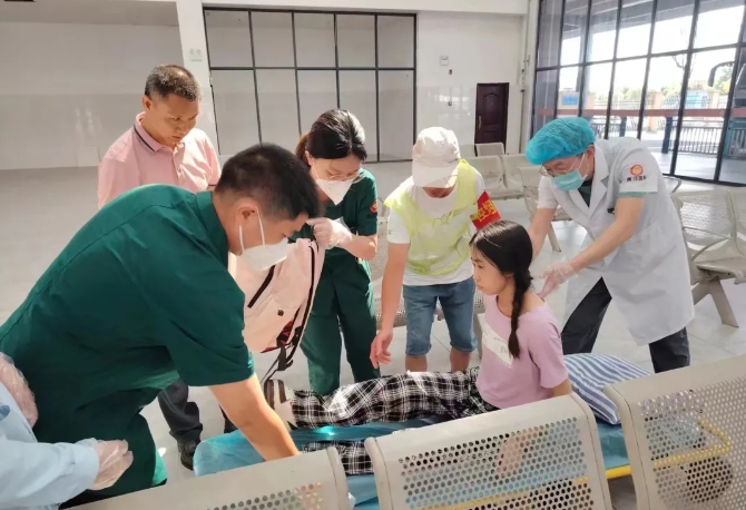 新余长运:惊险十分钟 车站救助患病旅客