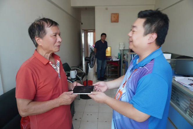 抚州长运:监控下细心察看 找回万元手机