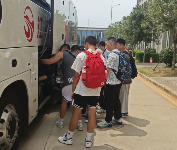 都市城际公交:承接中国航空学会雏鹰启航计划活动保障用车业务