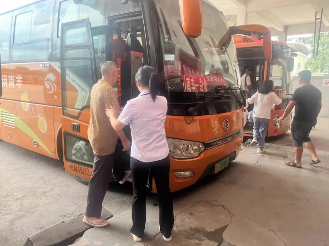 抚州长运:售票员助老人踏上回家路