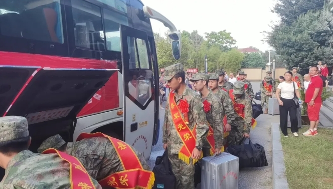 抚州长运:新兵荣耀启程 宜黄分公司全力护航
