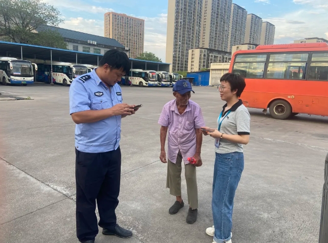 抚州长运:失忆老人迷方向 车站助其找亲人