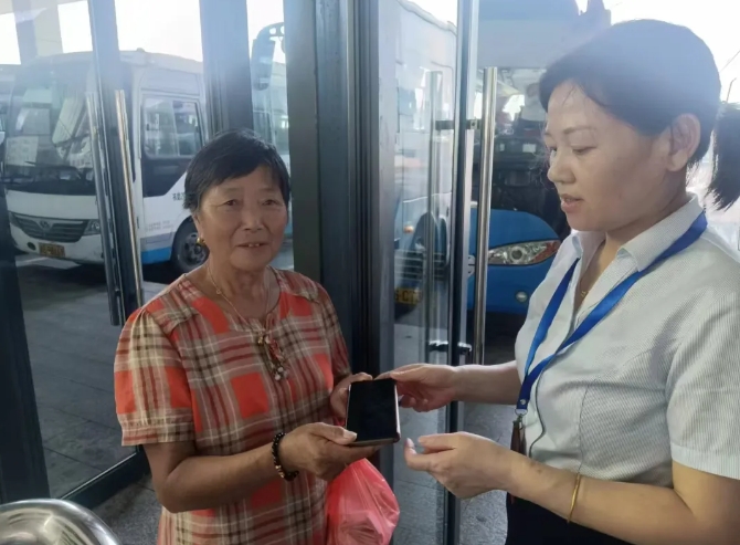 九江长运:领回遗失的手机 李阿姨笑了