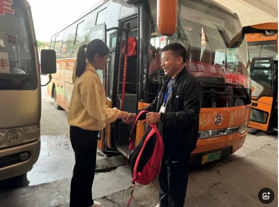 抚州长运:粗心的孩子拿到书包后笑了