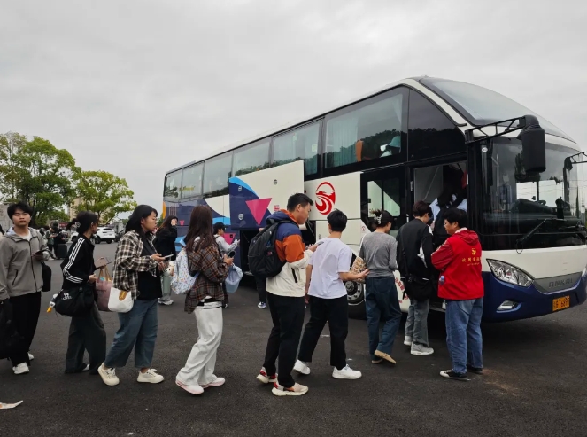 九江长运:永修公司校园直通车助力周末游