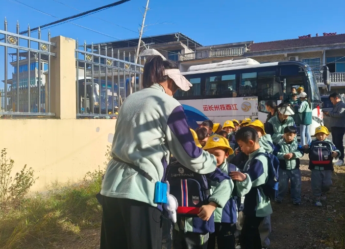 抚州长运:金溪分公司护航幼儿园甜“蜜”研学活动