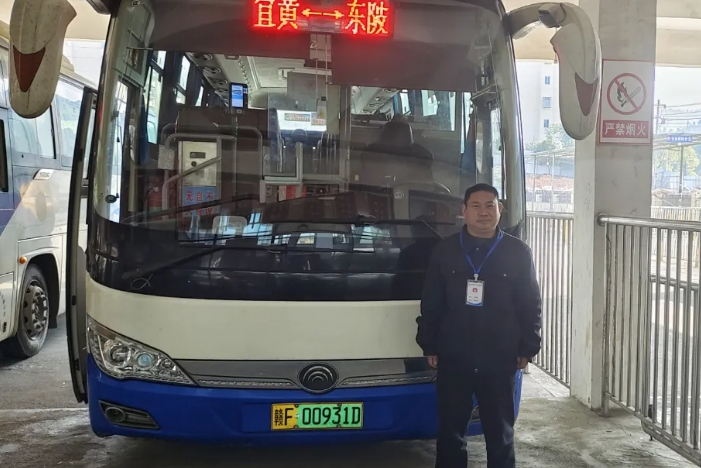 抚州长运:路遇大货车侧翻 公交司机快速下车救助
