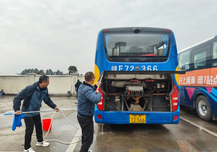 抚州长运:崇仁分公司开展元旦前车辆大清洗活动