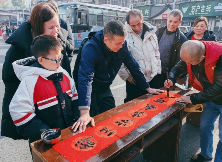 九江长运:写春联 送祝福 温暖春运路