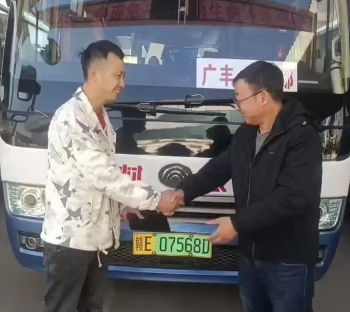 上饶汽运:大额现金“完璧归赵” 失主紧紧握住司机的手