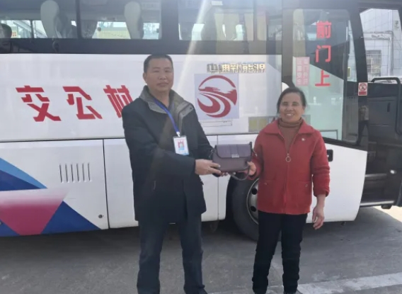 抚州长运:寒冬拾金不昧 温暖乘客回家路