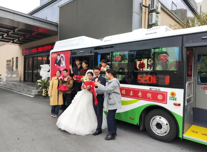 黄山长运:公交车变浪漫“婚车” 环保又时尚