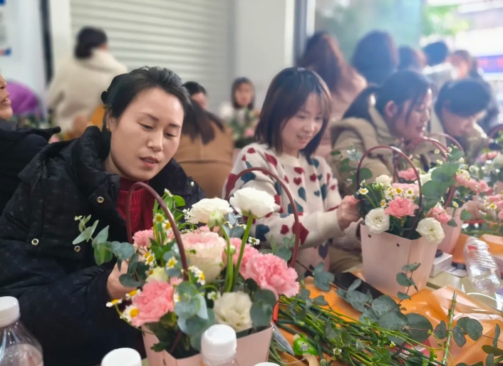 抚州长运:金溪分公司联合县农商银行开展三八妇女节活动