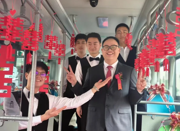 抚州长运:公交车变“婚车” “低碳”环保又时尚