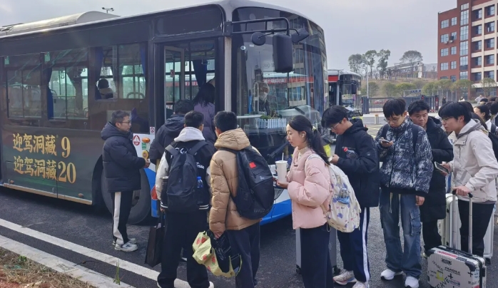 新余公交:开通公交专线 助力学生平安回家