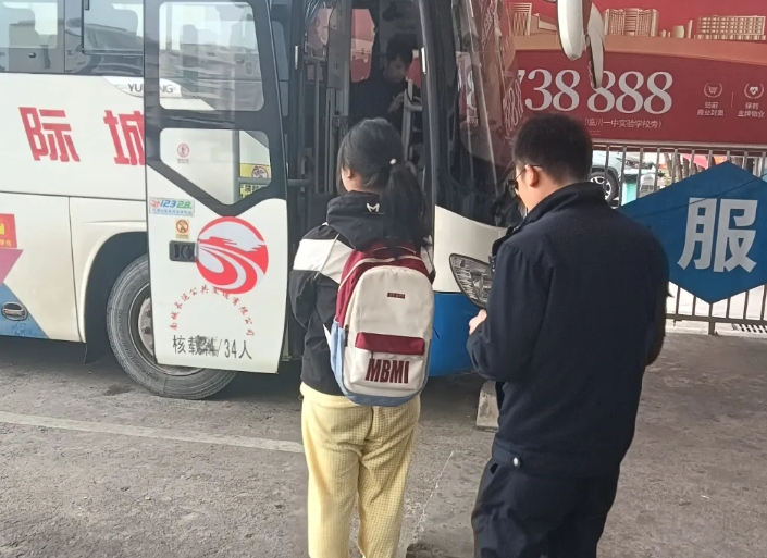 抚州长运:警民爱心接力 护送走失女孩回家